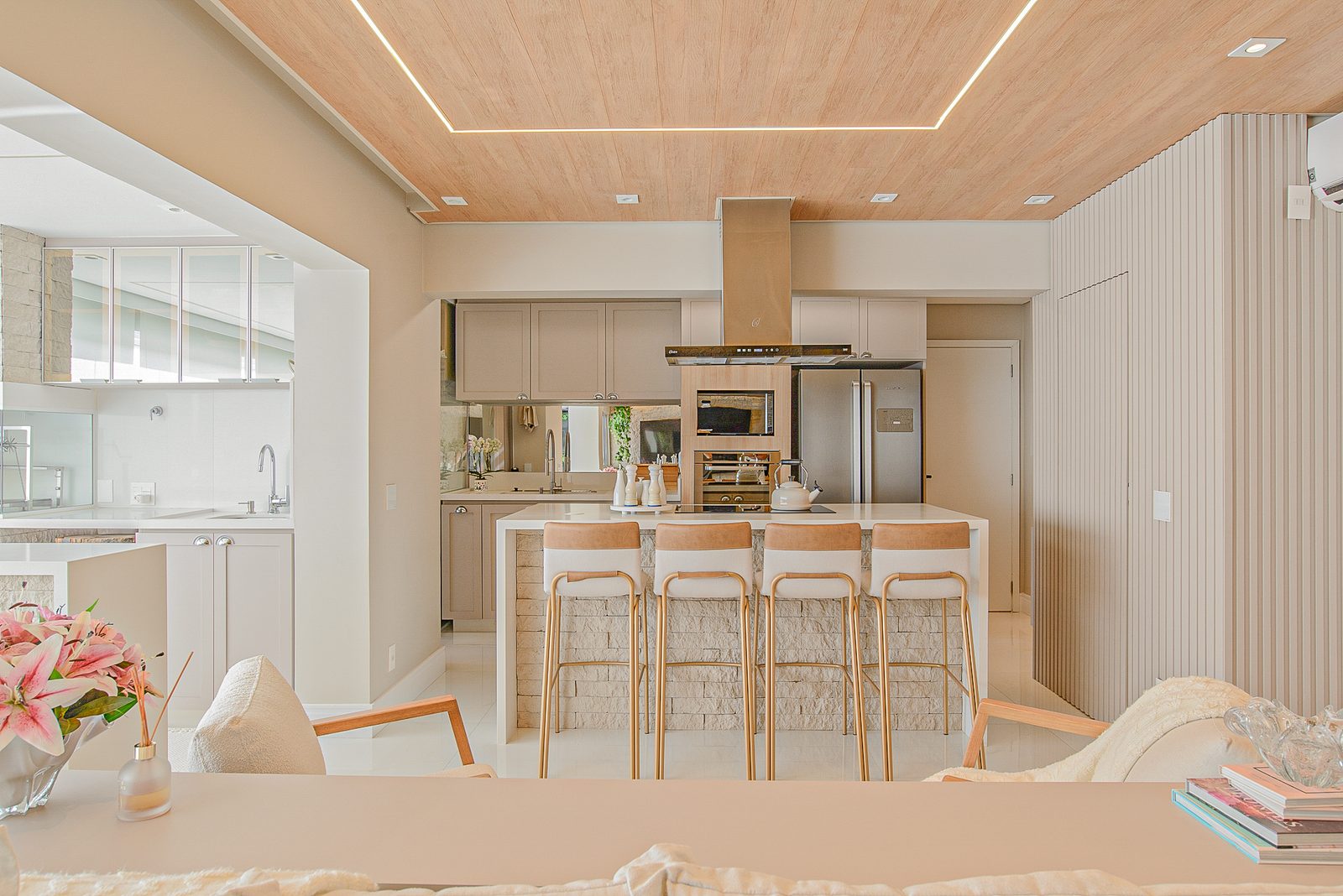 Cozinha integrada com ilha e forro de madeira, Apartamento em Madeira Clara por Studio Mies