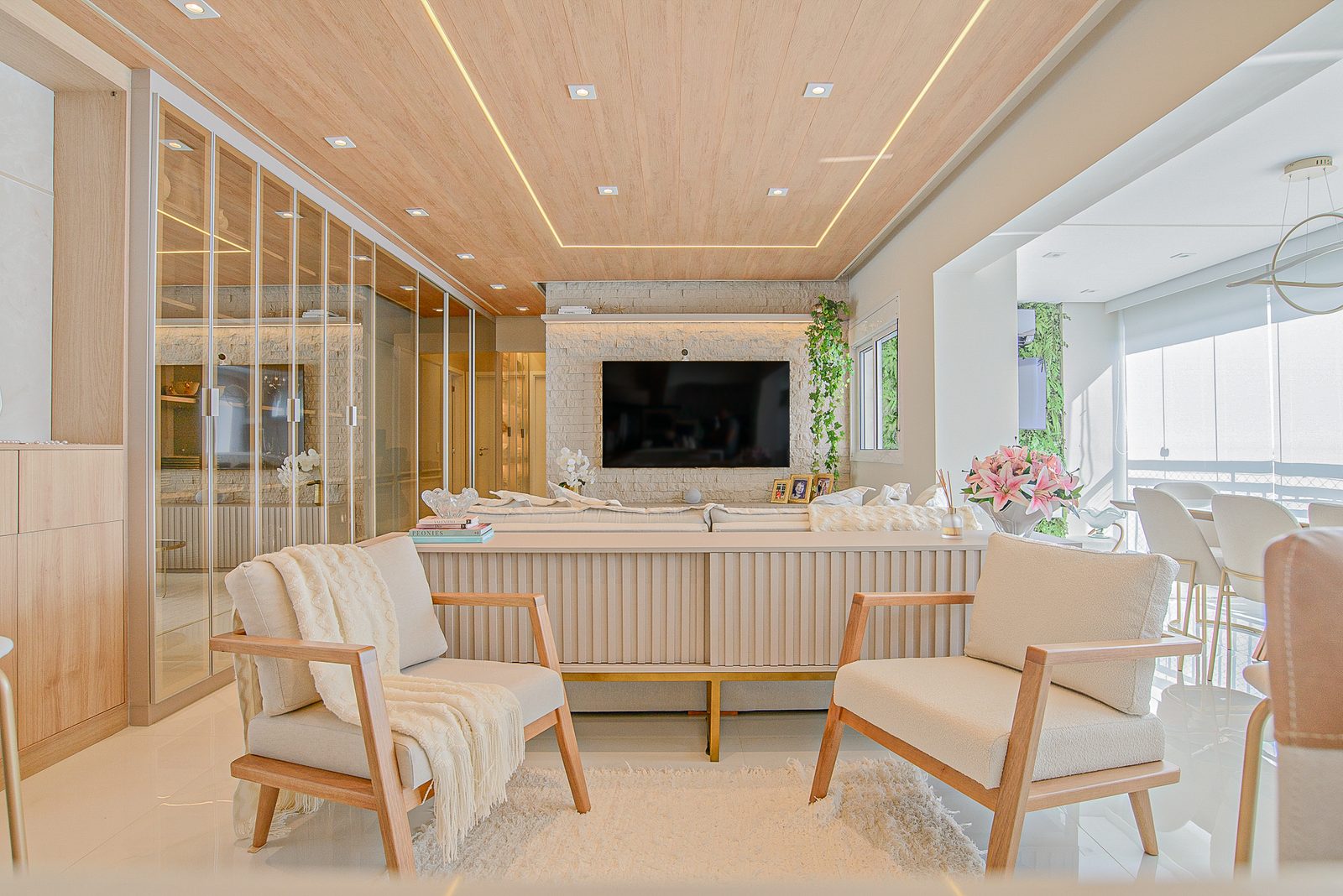 Living integrado com forro de madeira, Apartamento em Madeira Clara por Studio Mies