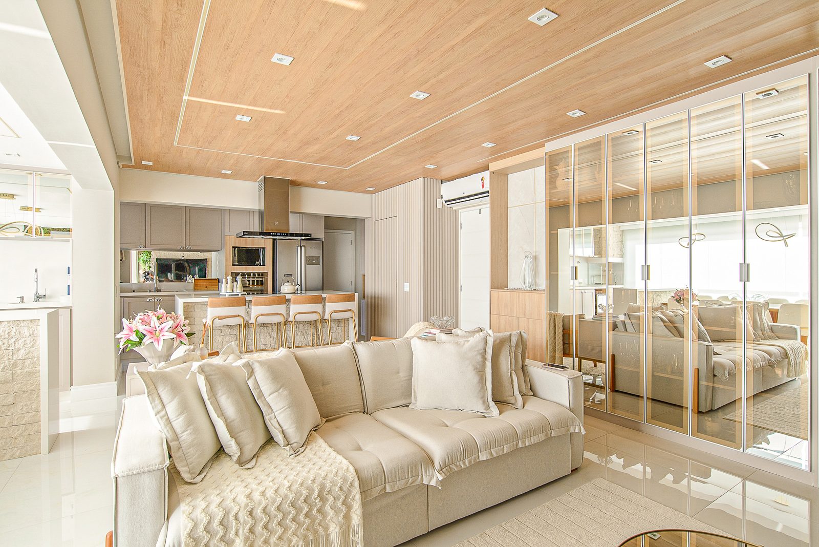 Living com painel espelhado, Apartamento em Madeira Clara por Studio Mies