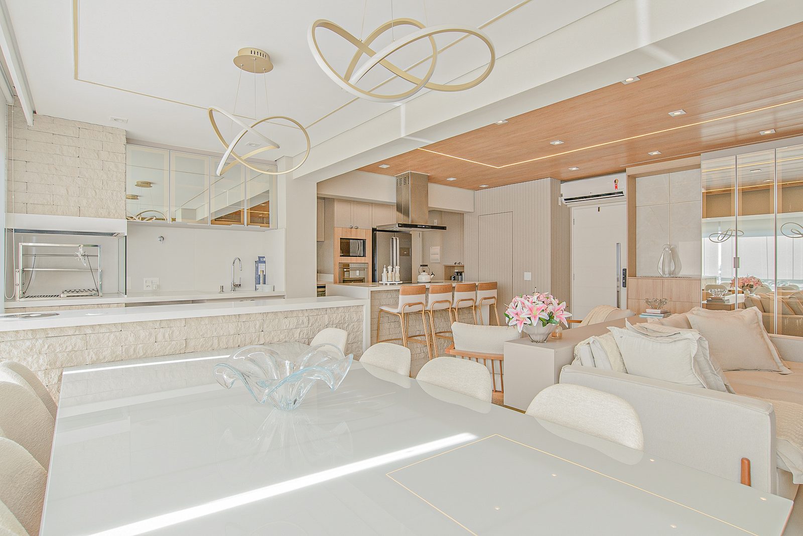 Cozinha com ilha e detalhe em dourado, Apartamento em Madeira Clara por Studio Mies