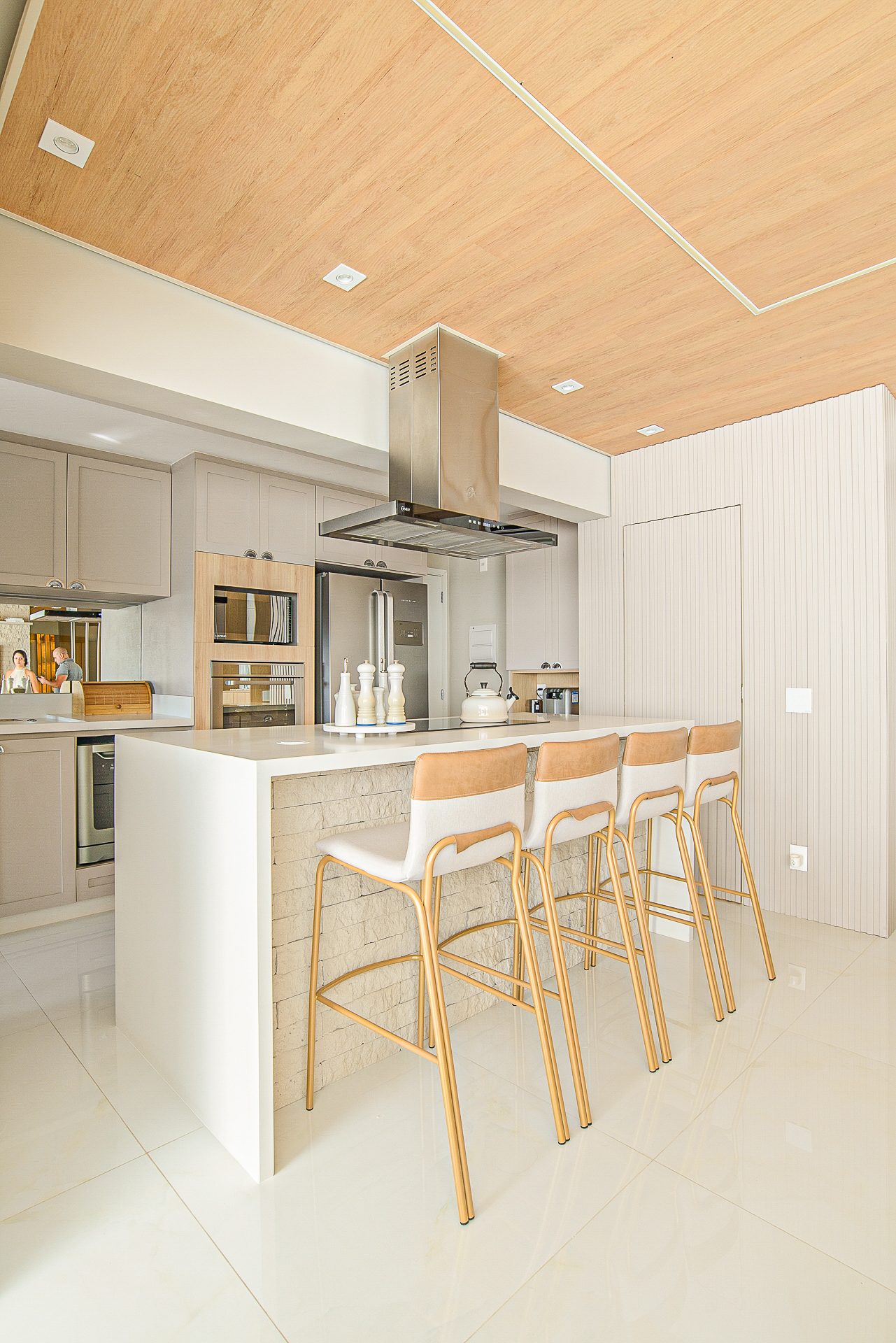 Cozinha com ilha e banquetas, Apartamento em Madeira Clara por Studio Mies